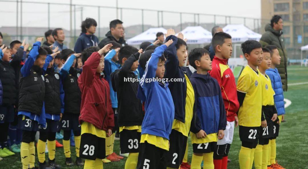 激烈足球对抗场上精彩纷呈，球队实力逐步提升