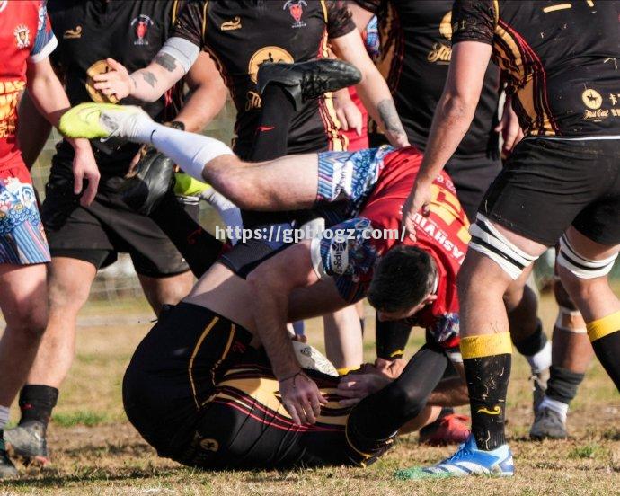 橄榄球比赛场上一触即发引人入胜 橄榄球比赛场上一触即发引人入胜