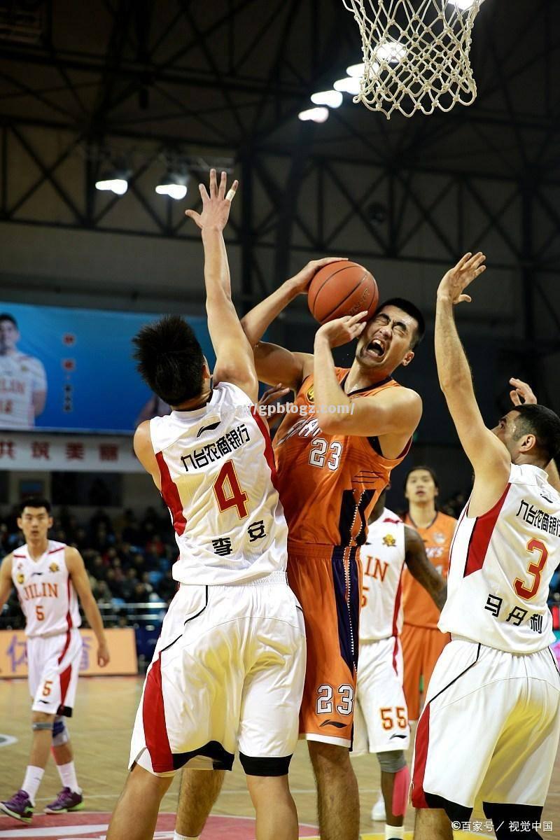 球场上的篮球大战震撼全球，体育迷热血激荡